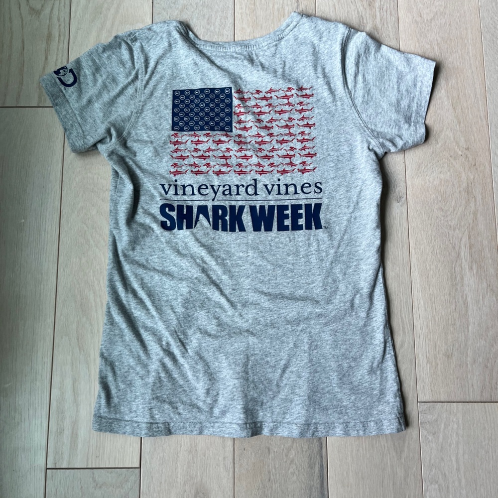 Vineyard vines shark week size small